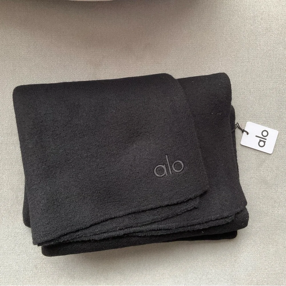 Alo Yoga Merino Wool Oversized Scarf Black - Picture 4 of 7